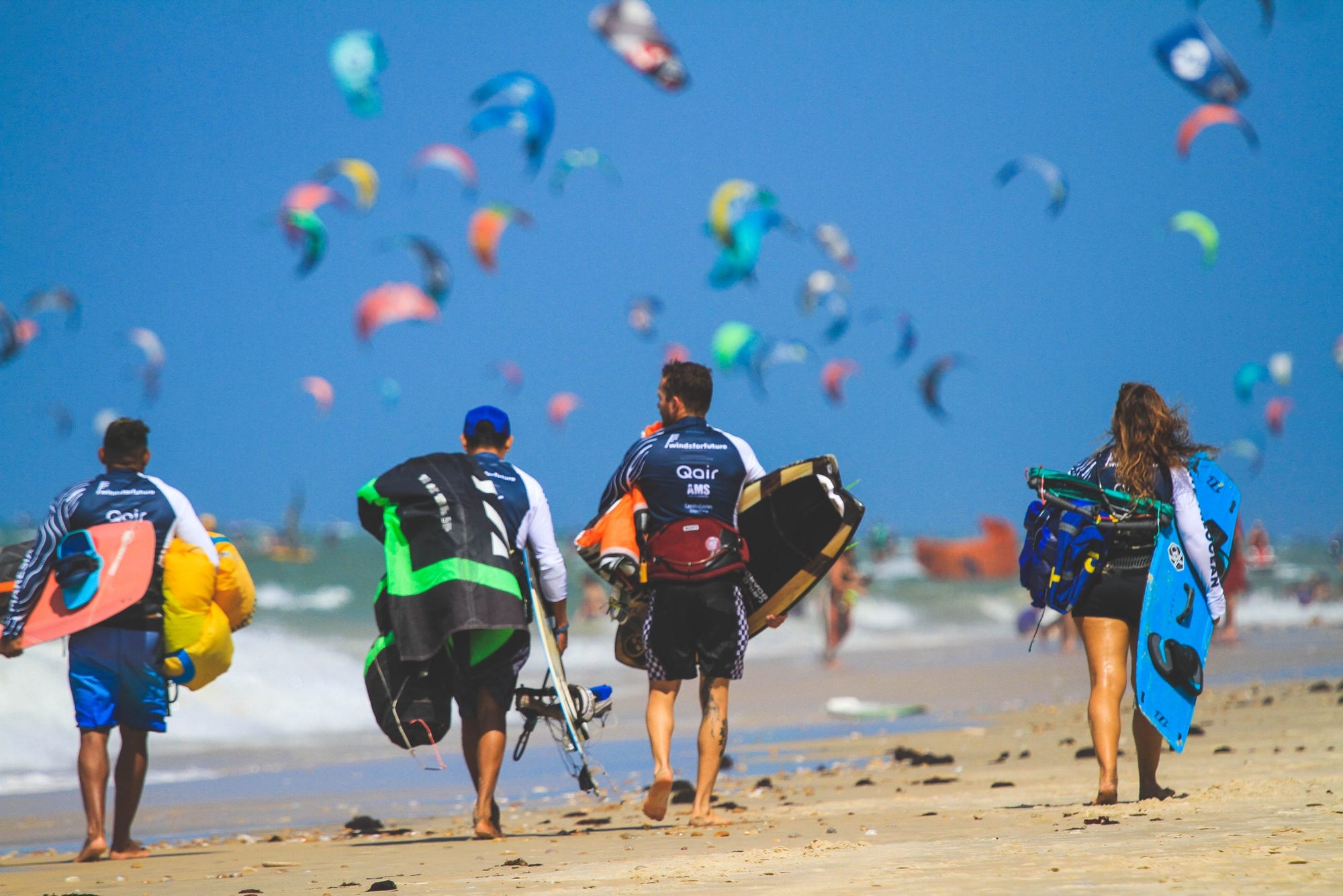 A kite sail is cut, sewn, then revealed as a Refly bag.