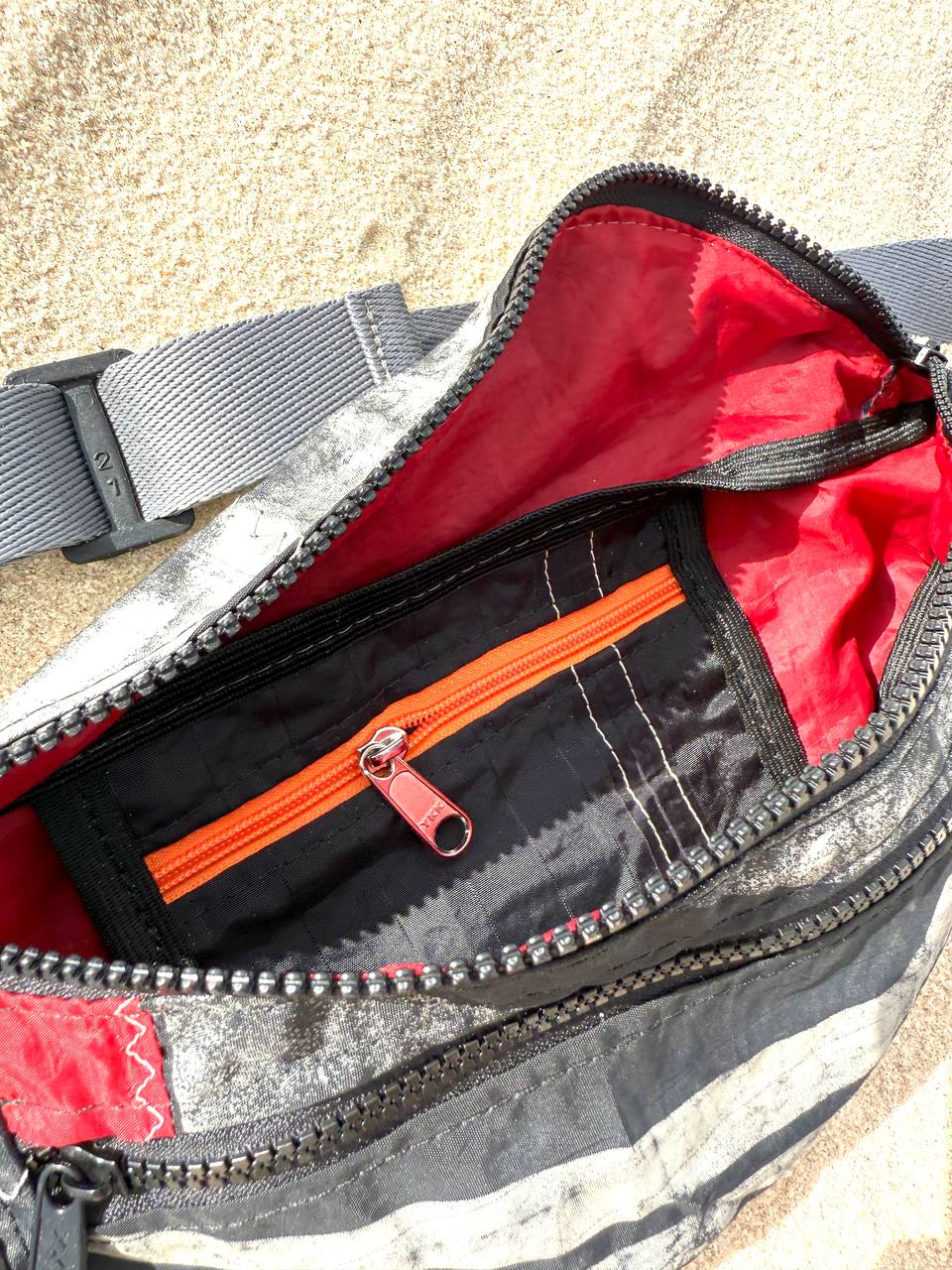 Maxi Crossbody (Pampero 106) - Texture Close-up